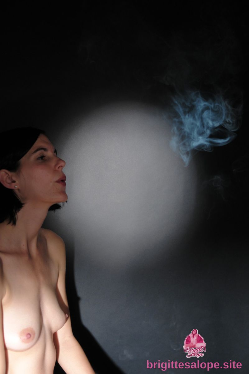 Nu avec fumée (photo 1573) — Brigitte la Salope