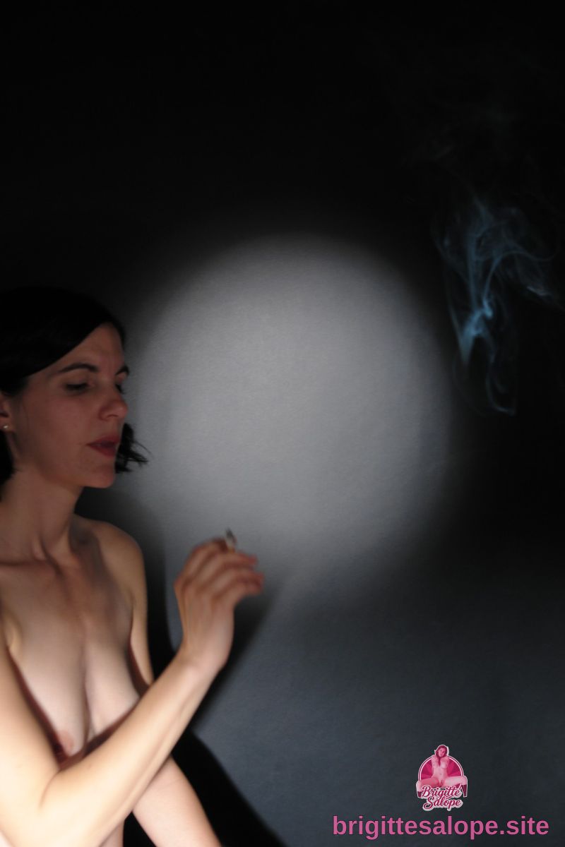 Nu dans l'ombre (photo 1574) — Brigitte la Salope