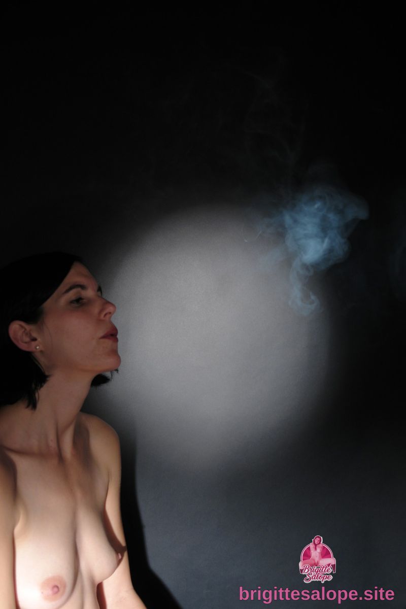 Nu avec fumée (photo 1580) — Brigitte la Salope
