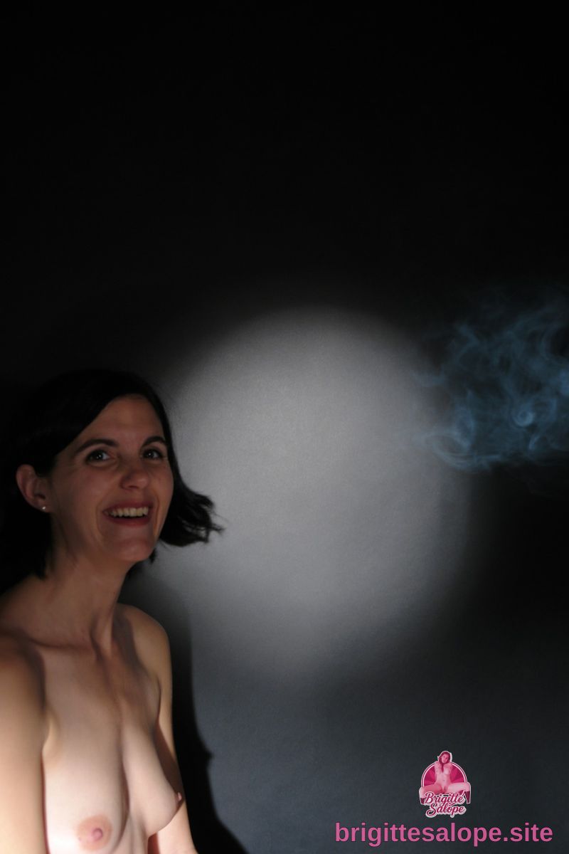 Nue dans l'ombre (photo 1582) — Brigitte la Salope