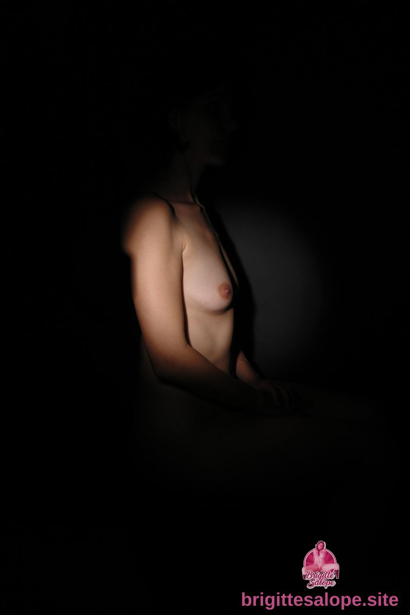 Nu dans l'obscurité (photo 1613) — Brigitte la Salope