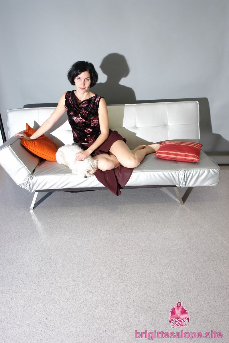 Femme assise sur un canapé — Brigitte la Salope