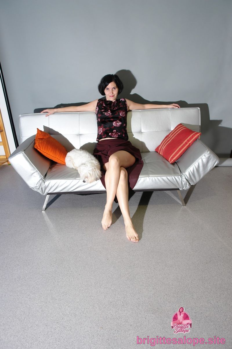 Femme assise sur un canapé blanc (photo 1691) — Brigitte la Salope