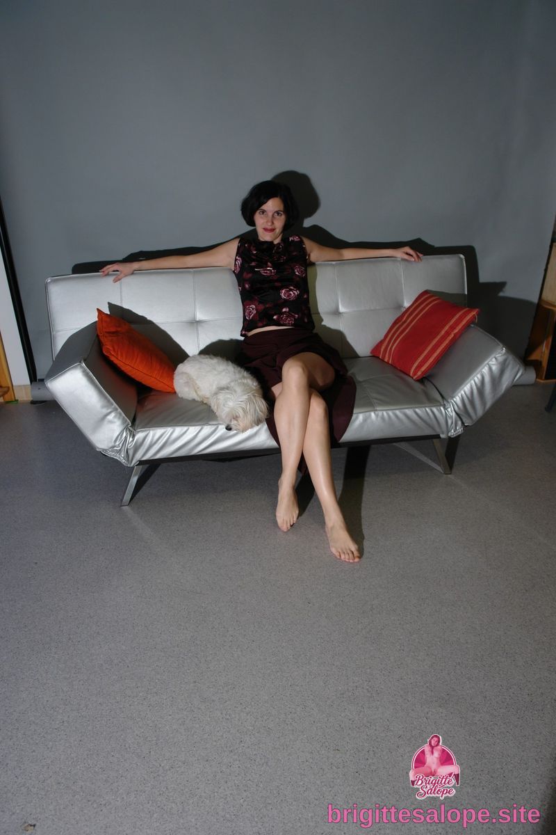 Femme assise sur un canapé moderne — Brigitte la Salope
