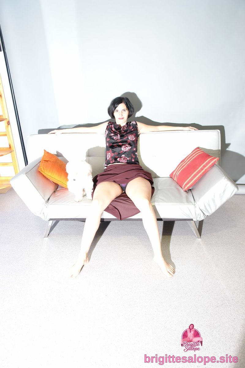 Femme sur le canapé — Brigitte la Salope