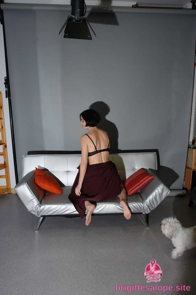 Femme assise sur un canapé (photo 1704) — Brigitte la Salope