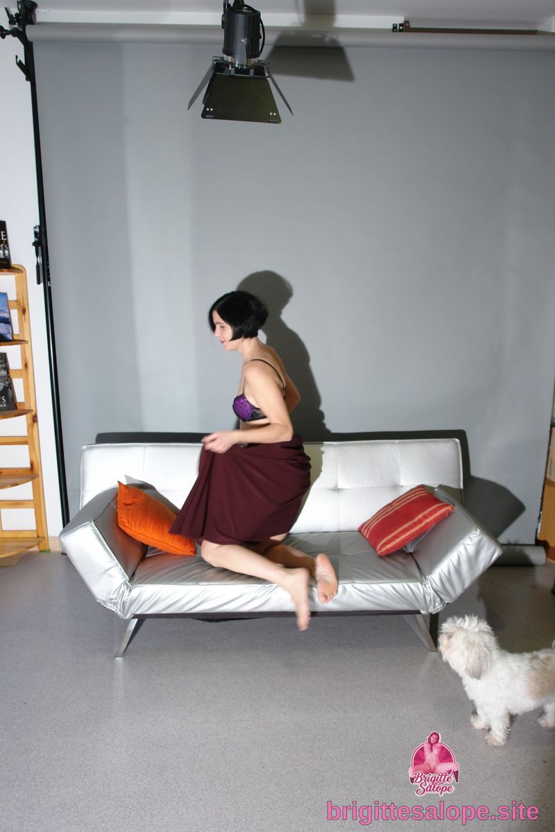 Femme sur le canapé (photo 1705) — Brigitte la Salope