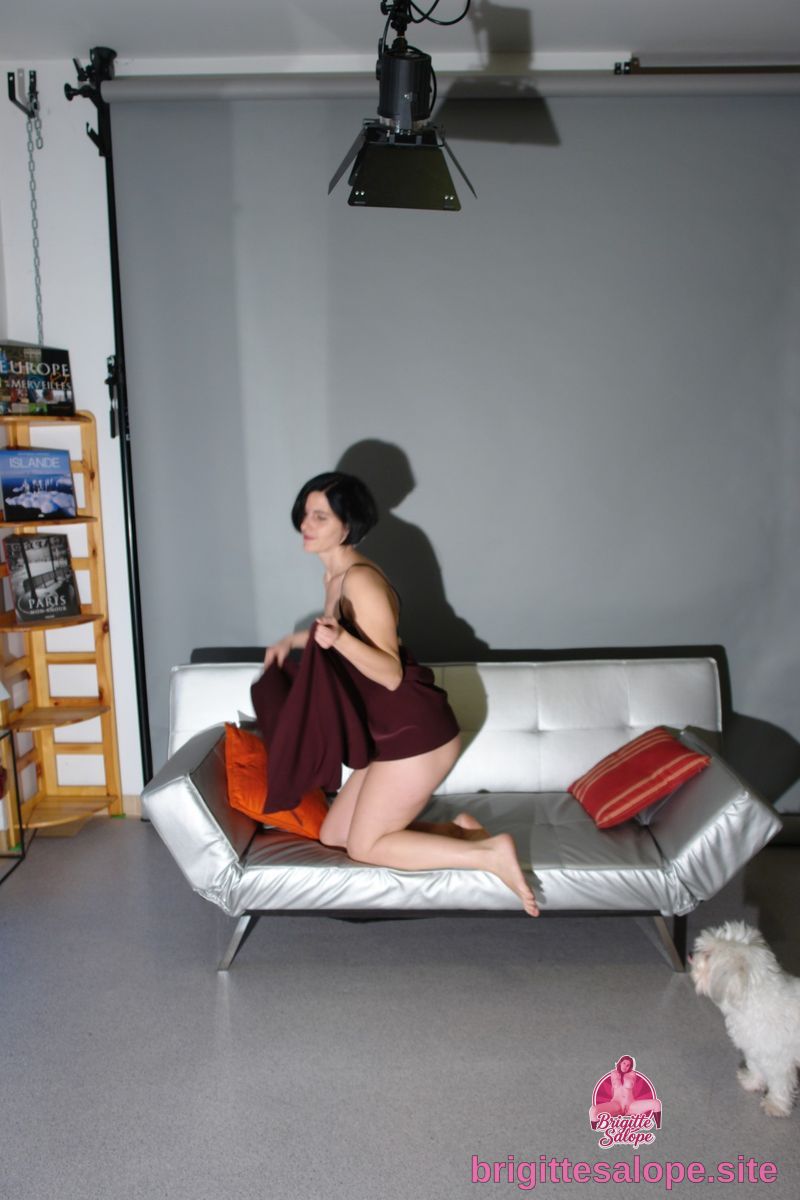 Femme sur un canapé métallique (photo 1706) — Brigitte la Salope