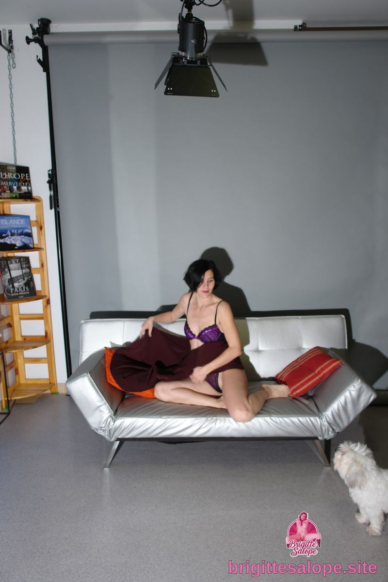 Femme sur un canapé lumineux (photo 1707) — Brigitte la Salope