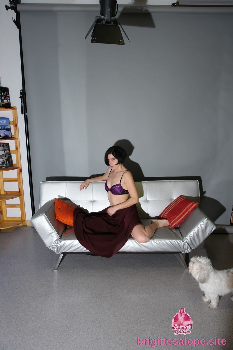 Femme sur le canapé (photo 1711) — Brigitte la Salope