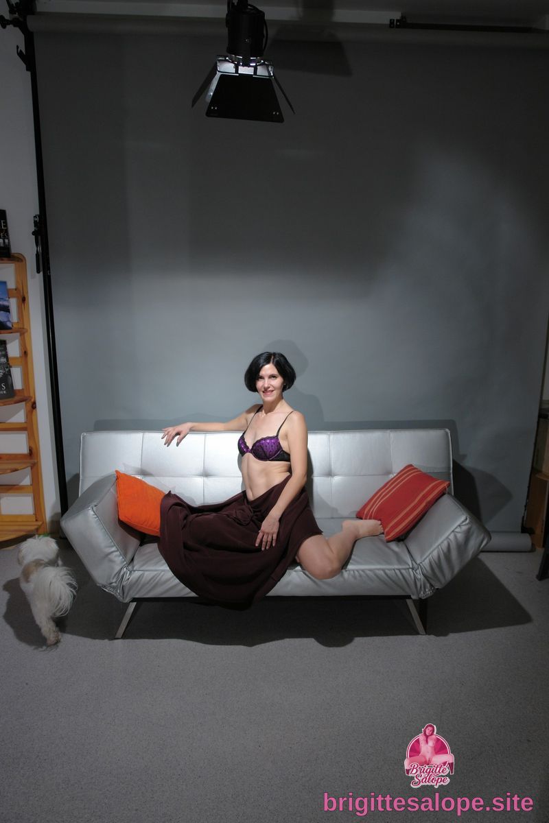 Femme sur un canapé noir et blanc — Brigitte la Salope