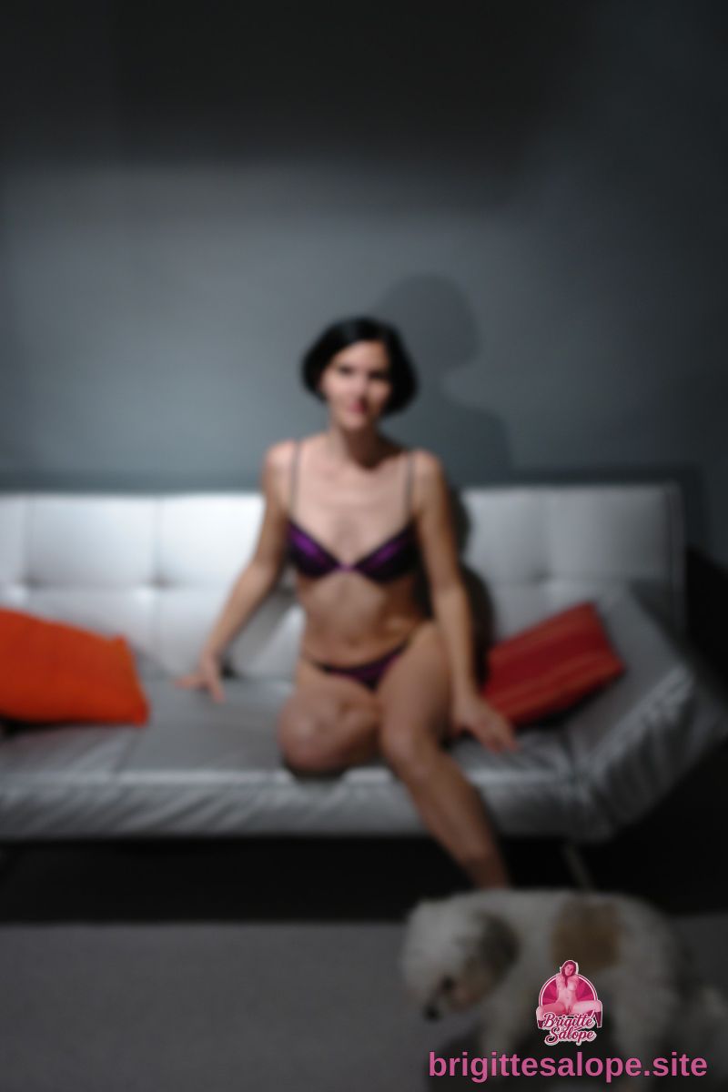 Femme en lingerie sur un canapé (photo 1733) — Brigitte la Salope