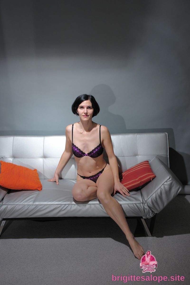 Femme en lingerie sur un canapé (photo 1734) — Brigitte la Salope