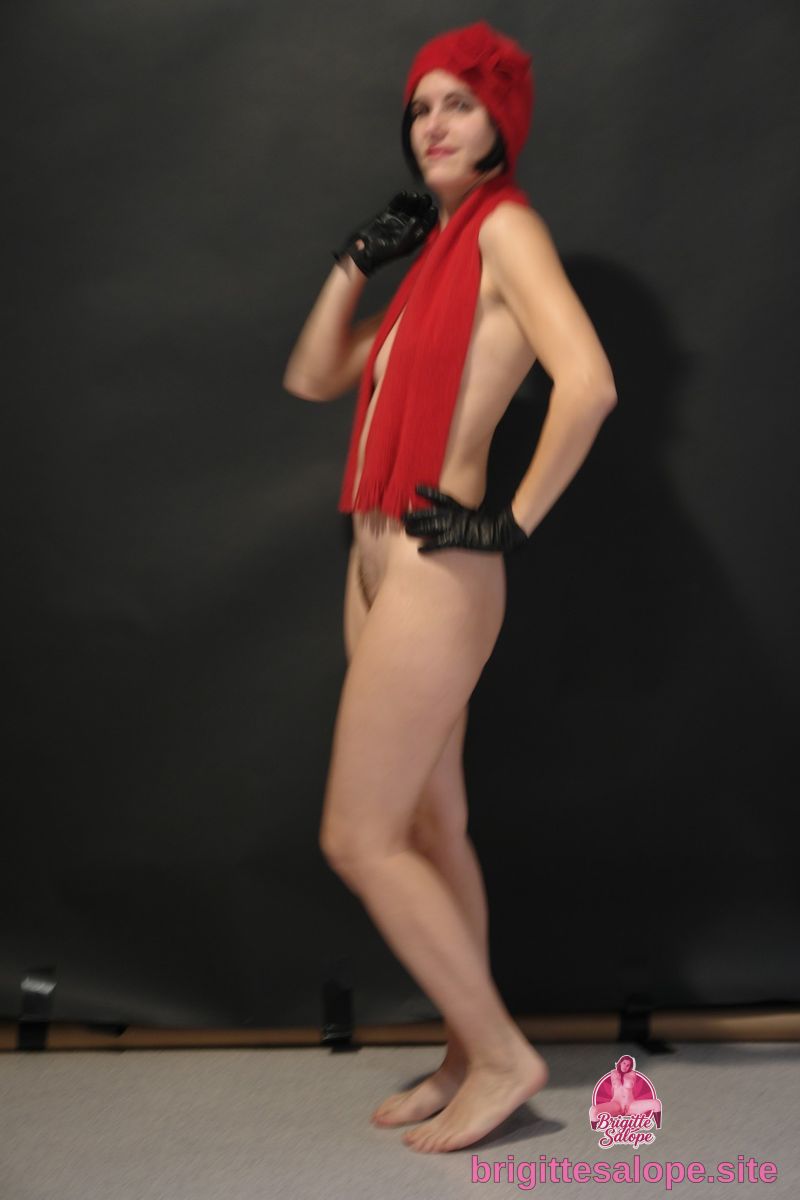 Femme au fez rouge et veste rouge sur fond noir — Brigitte la Salope