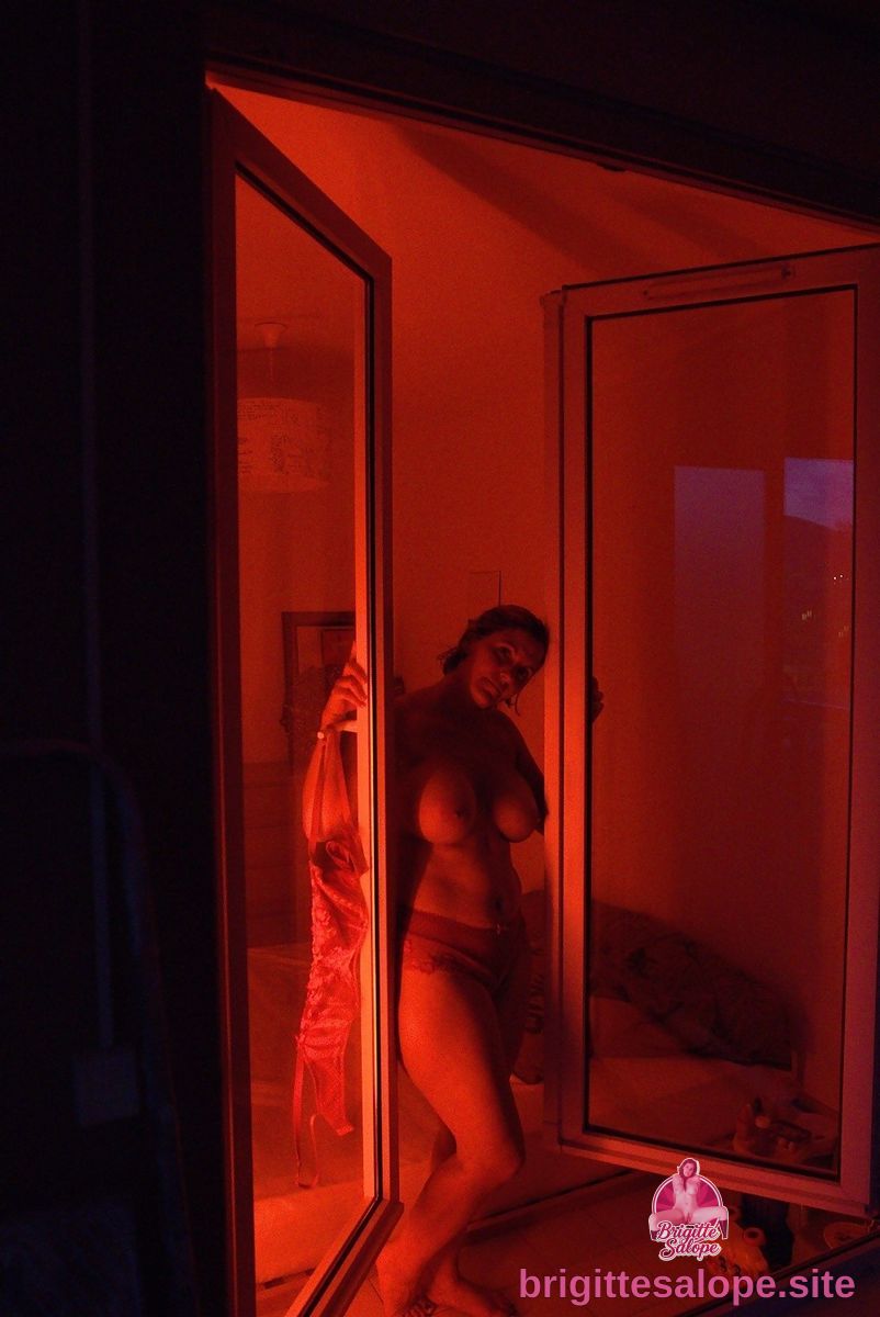 Éclairage rouge intérieur — Brigitte la Salope