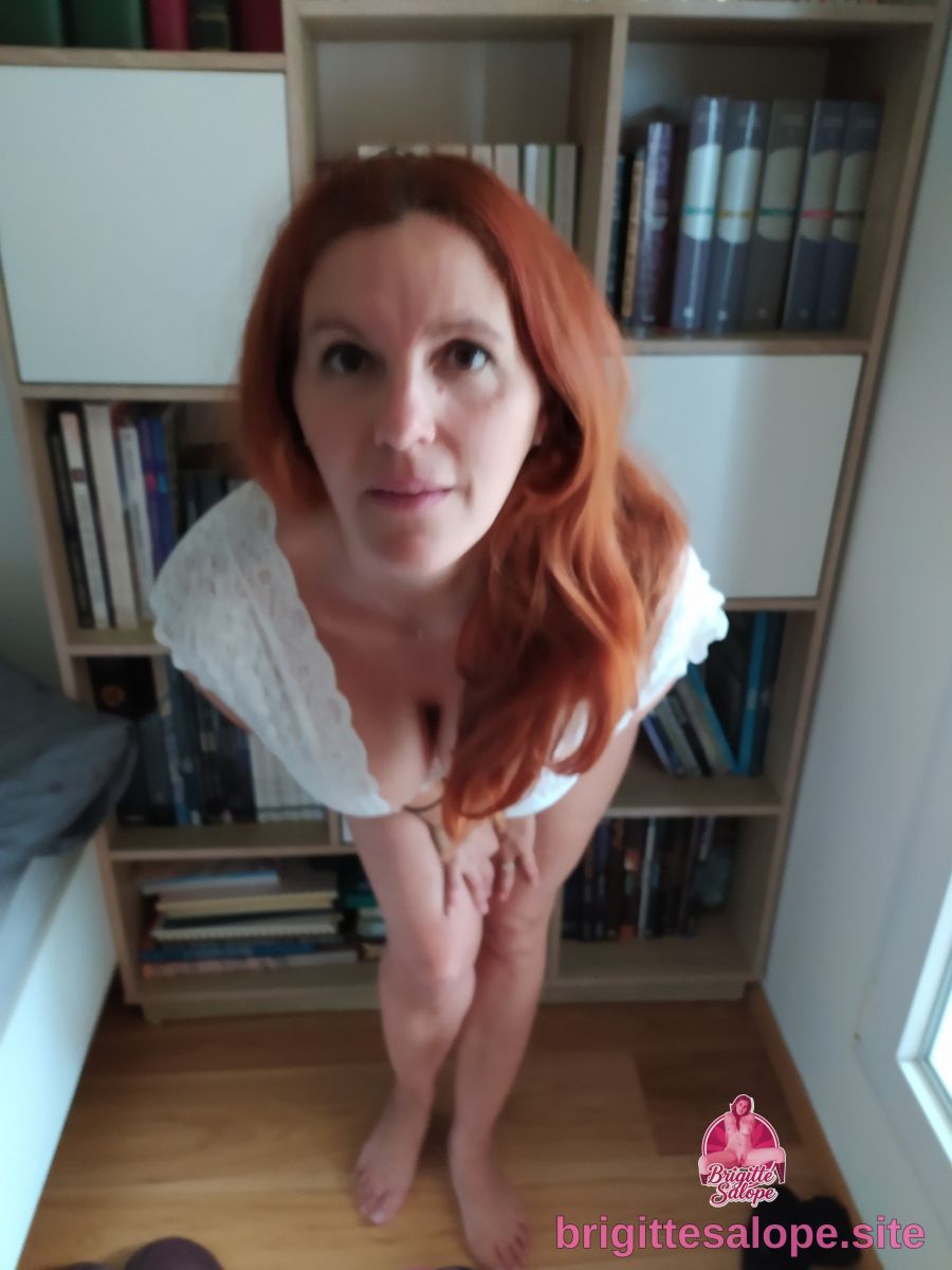 Femme au regard direct (photo 2030) — Brigitte la Salope
