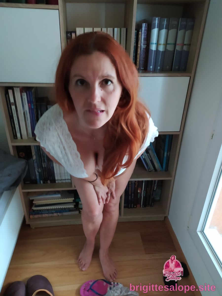 Femme rouge cheveux basique blanche regardant vers haut — Brigitte la Salope