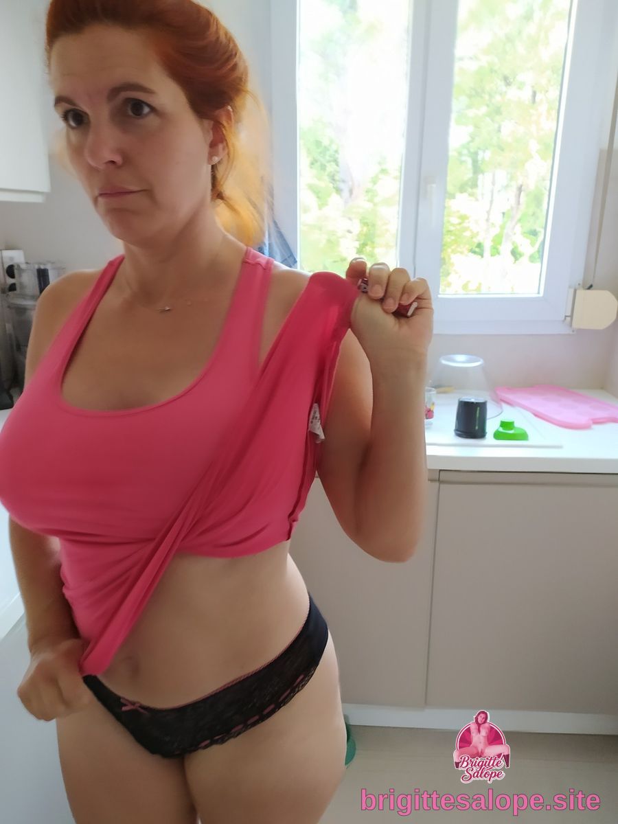 Femme réveillée en sous-vêtements — Brigitte la Salope