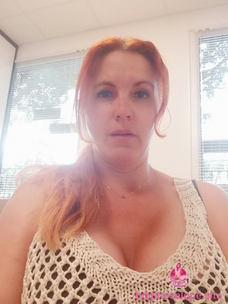 Femme rouge cheveux lumineux — Brigitte la Salope