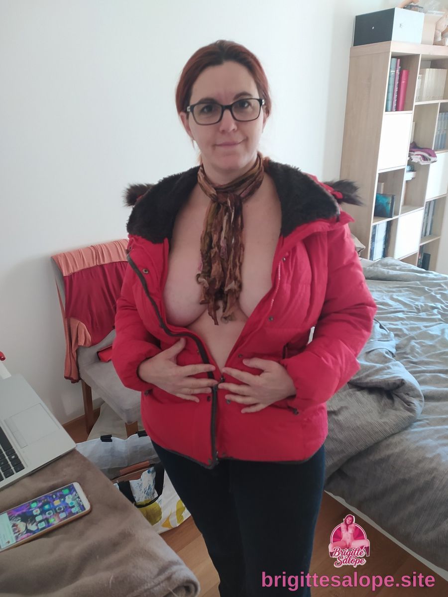 Photo de femme en rouge et nu dans un intérieur — Brigitte la Salope