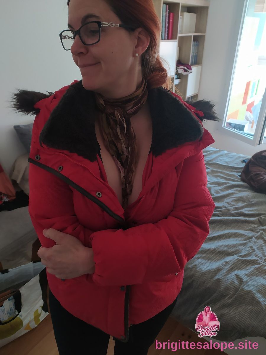 Femme en rouge — Brigitte la Salope