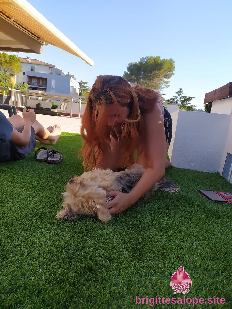 Une femme et son chien sur le gazon — Brigitte la Salope