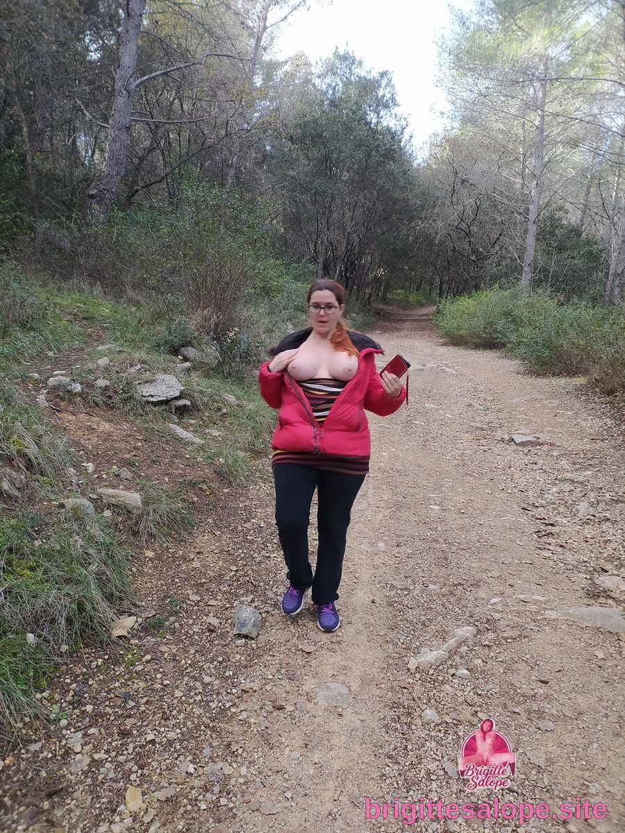 Femme en rouge sur sentier forestier — Brigitte la Salope