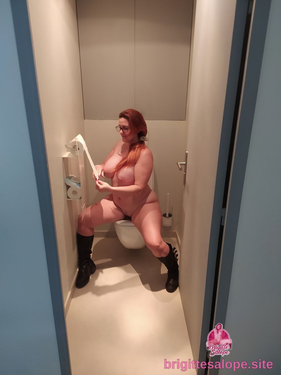 Femme nue dans un toilette étroite (photo 2241) — Brigitte la Salope