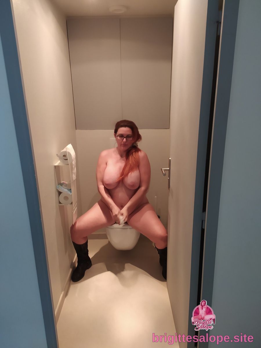 Femme nue dans la salle de bain (photo 2243) — Brigitte la Salope