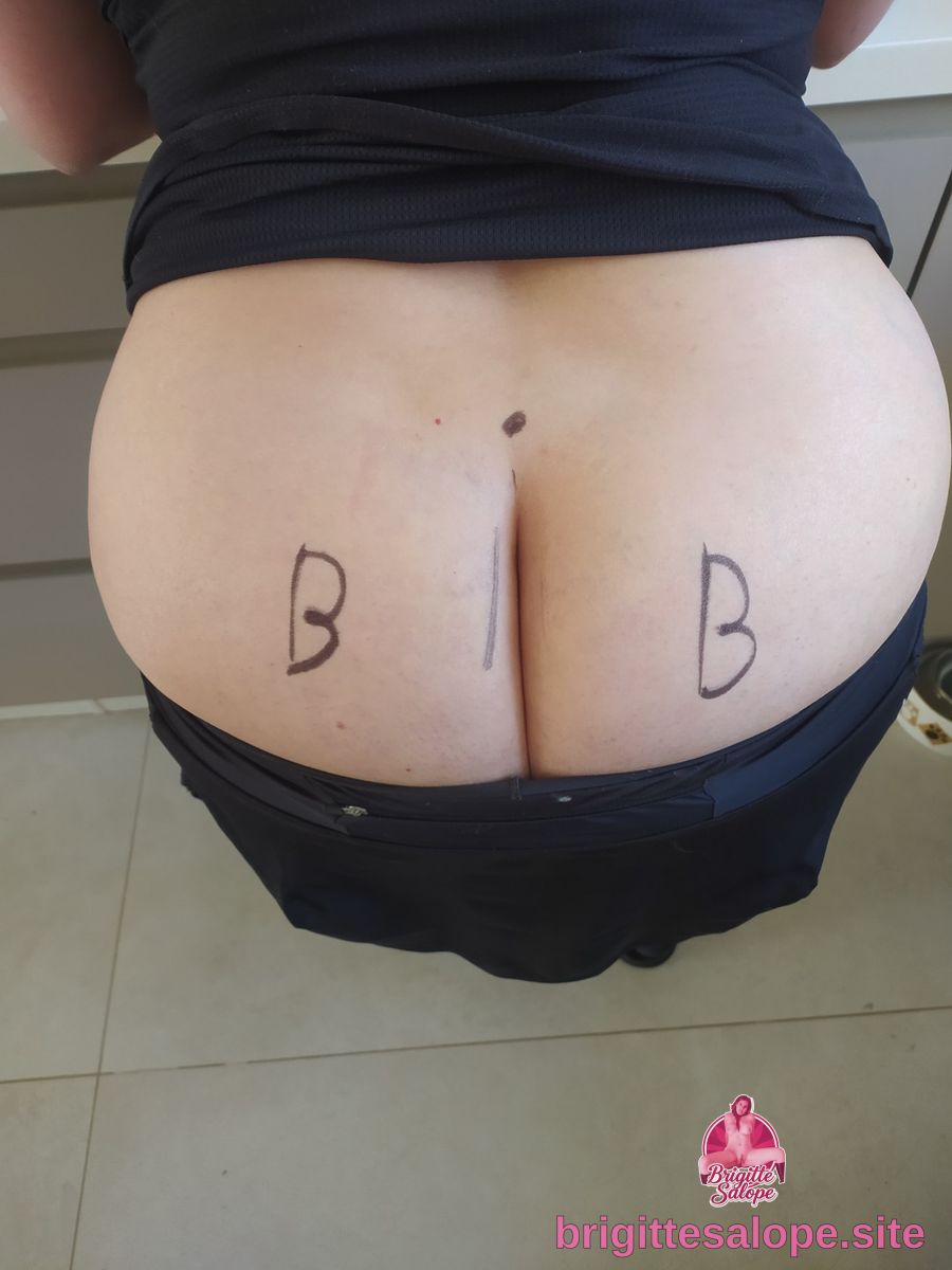 Tatouage sur les fesses — Brigitte la Salope