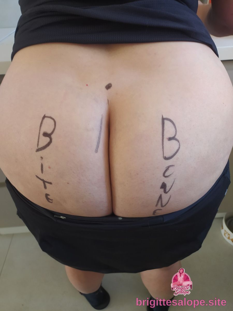 Faux message sur les fesses — Brigitte la Salope