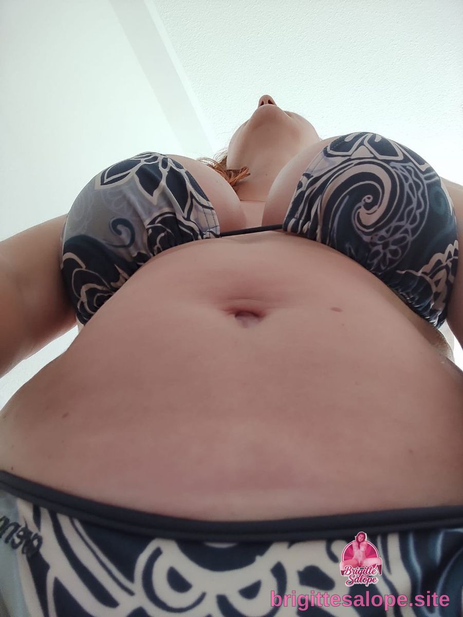 Vue basse sur une femme en lingerie — Brigitte la Salope