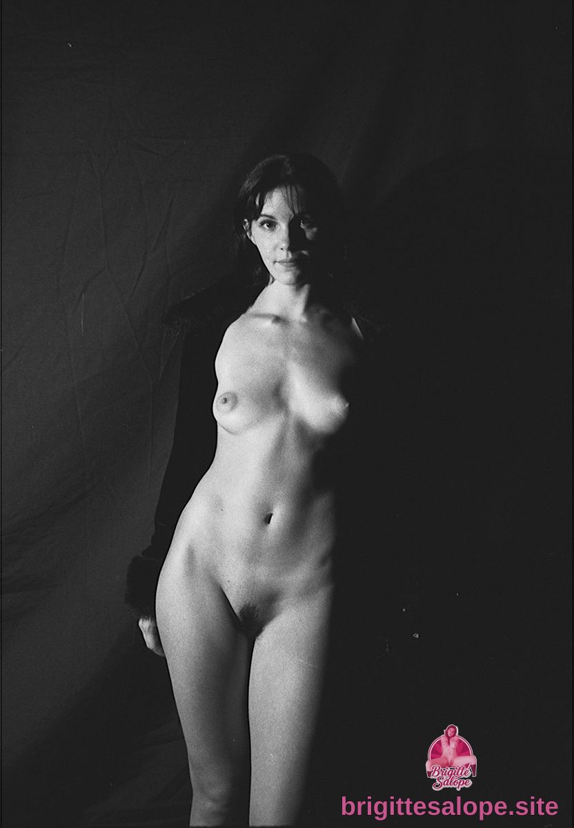 Nue dans l'ombre (photo 2342) — Brigitte la Salope