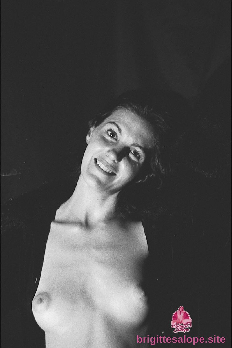 Portrait nu lumineux — Brigitte la Salope
