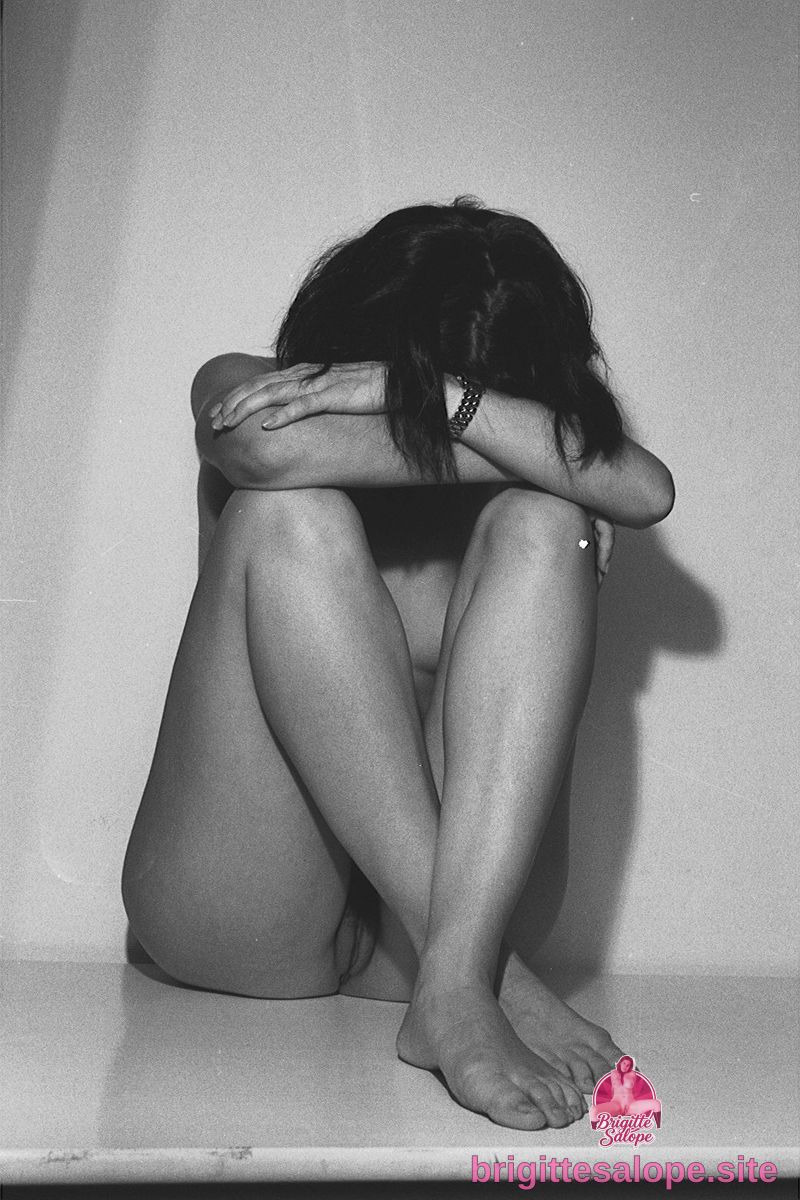 Nue et seule — Brigitte la Salope