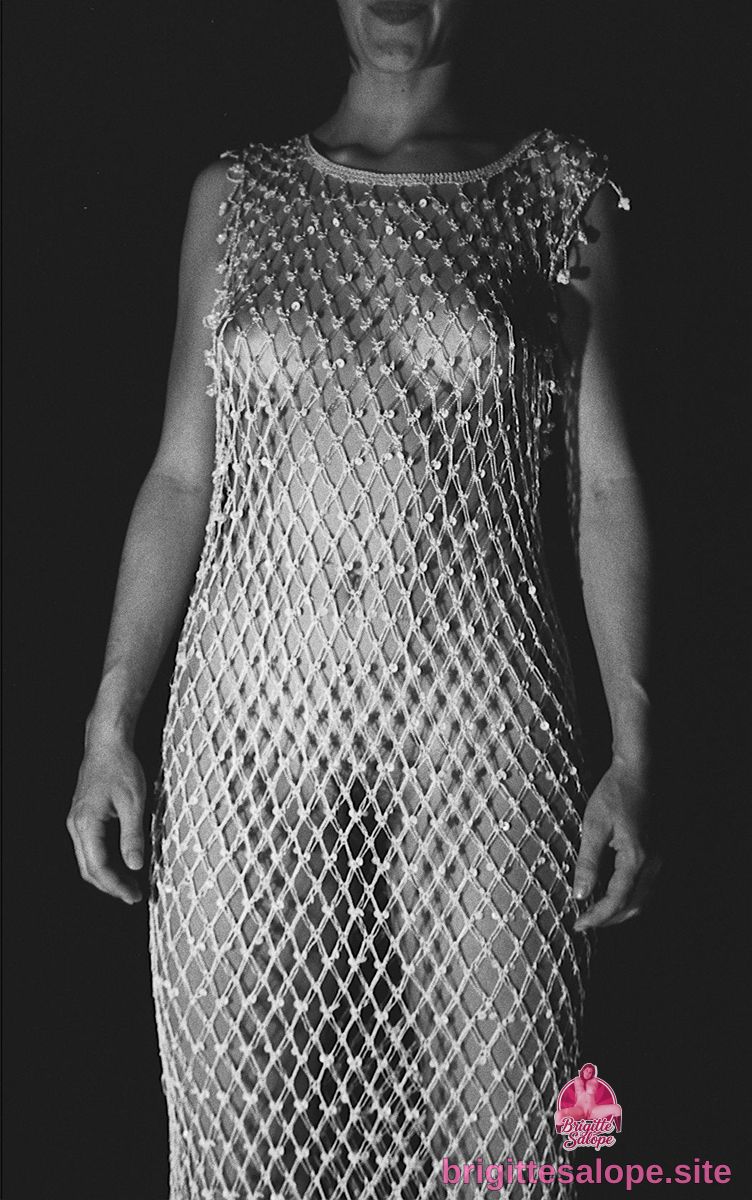Femme en robe de soirée métallique — Brigitte la Salope