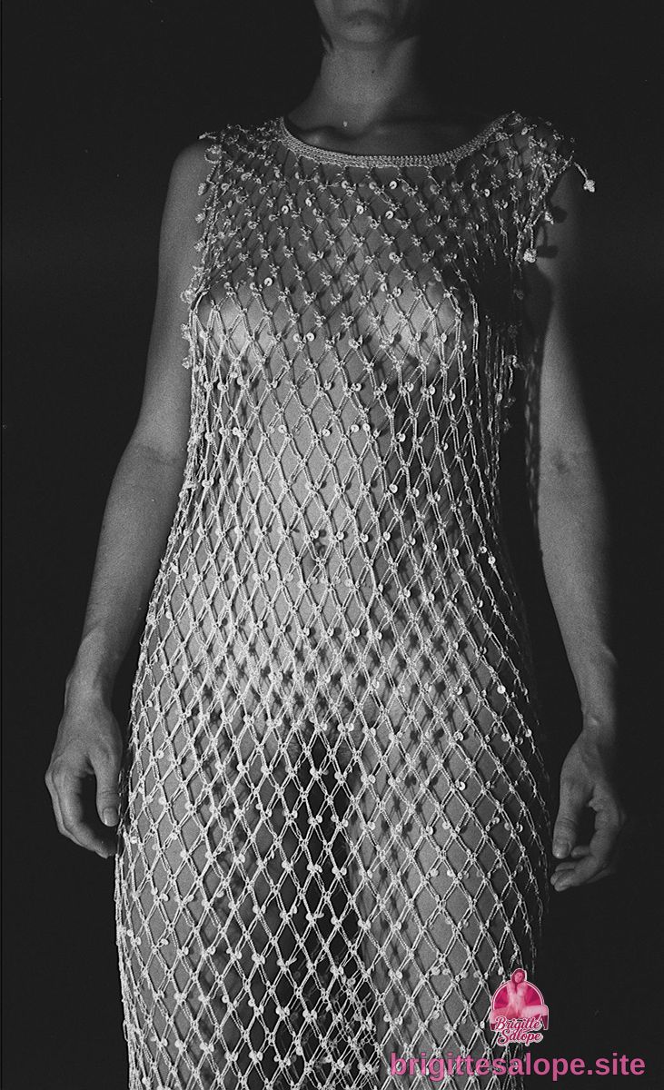 Femme en robe de soie lumineuse — Brigitte la Salope