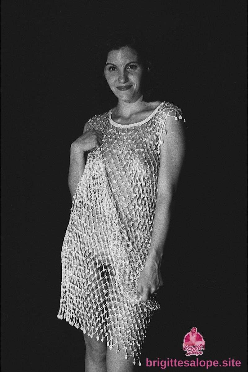 Femme en robe de soie lumineuse (photo 2472) — Brigitte la Salope
