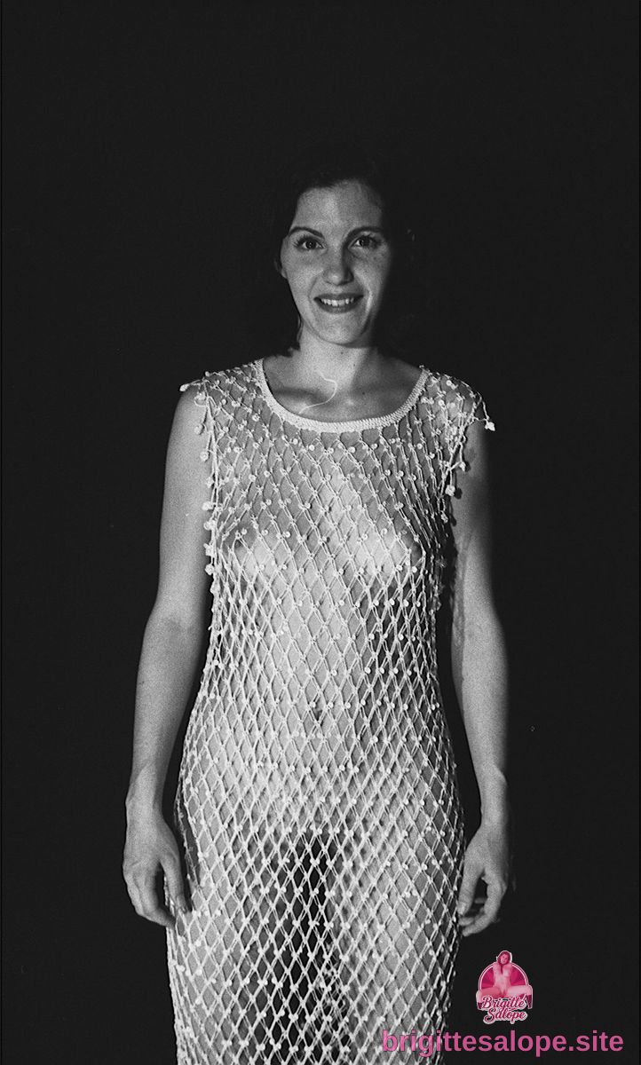 Femme en robe de soie métallique — Brigitte la Salope