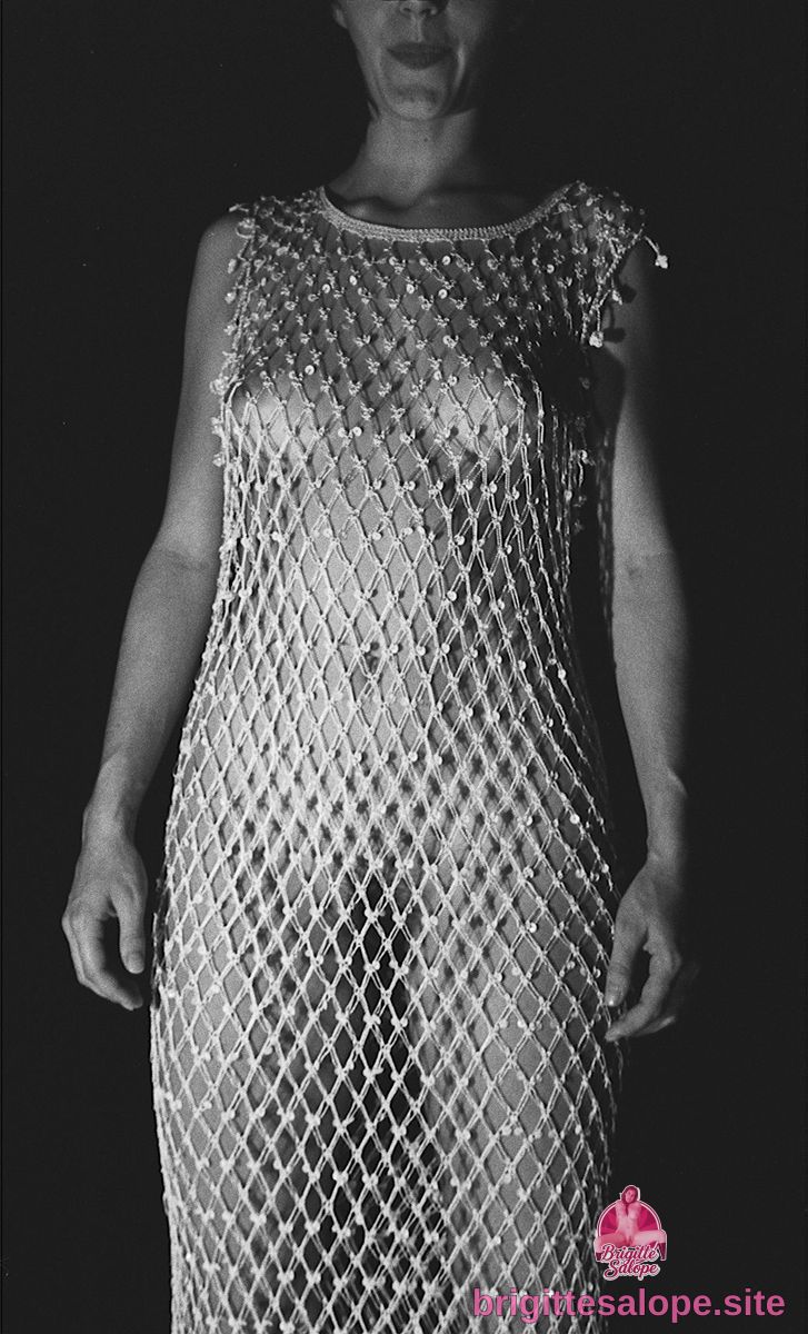 Femme en robe de soirée métallique (photo 2475) — Brigitte la Salope