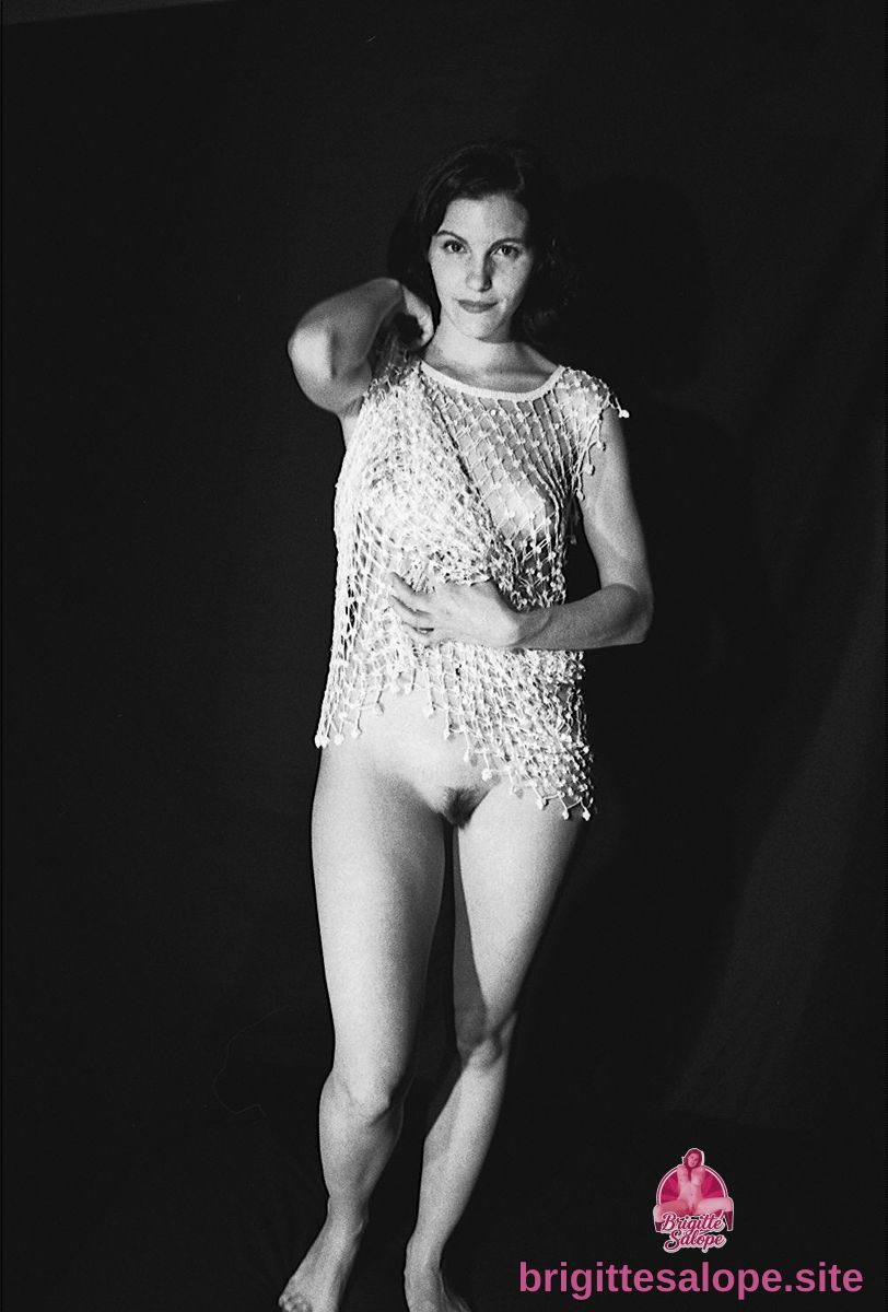 Femme nue dans un tissu de dentelle — Brigitte la Salope