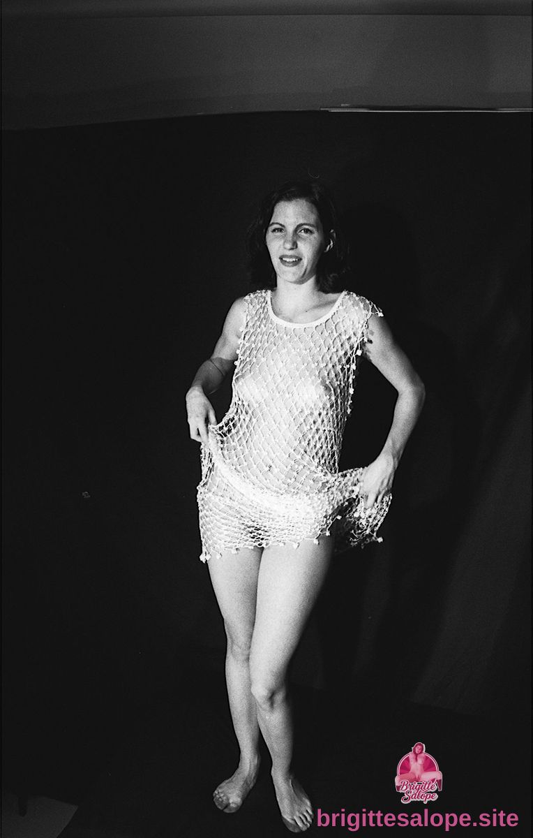 Femme lumineuse dans les ténèbres — Brigitte la Salope