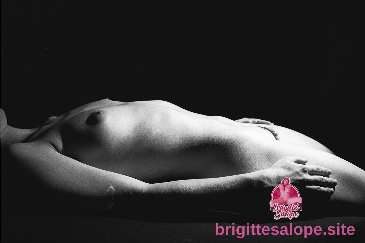 Nude au lit — Brigitte la Salope