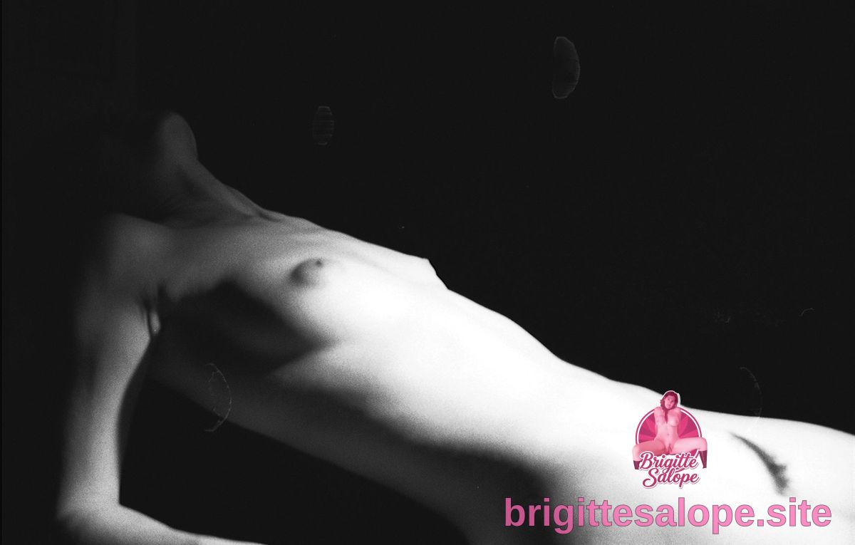 Nue sur le dos (photo 2547) — Brigitte la Salope