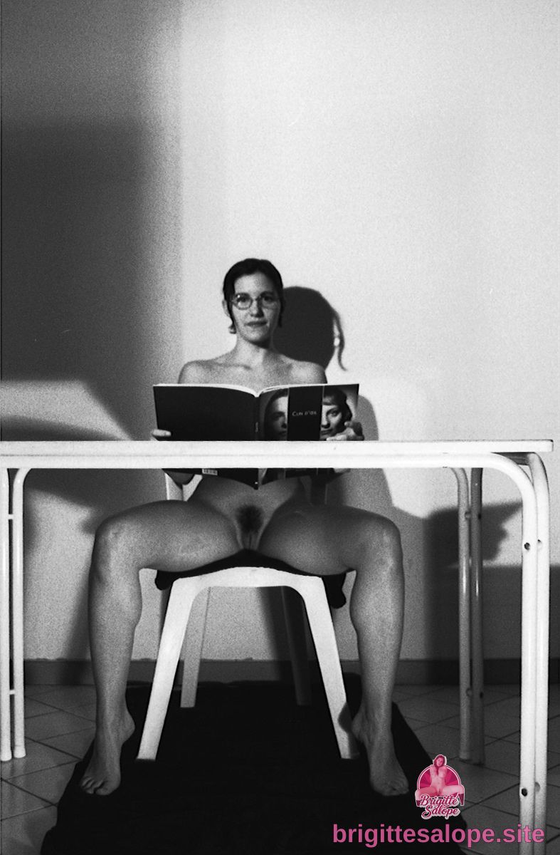Nue à la table — Brigitte la Salope