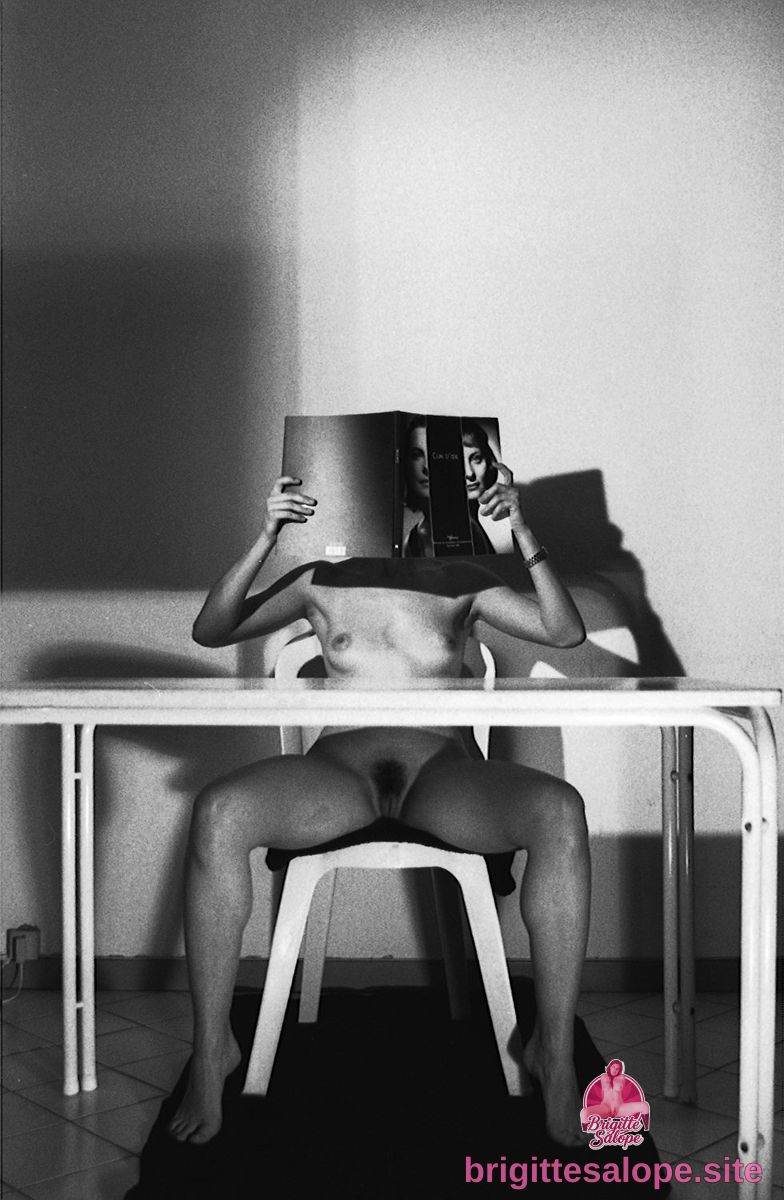 {"titre":"Nue avec un chapeau noir","description":"Femme nue assise… — Brigitte la Salope