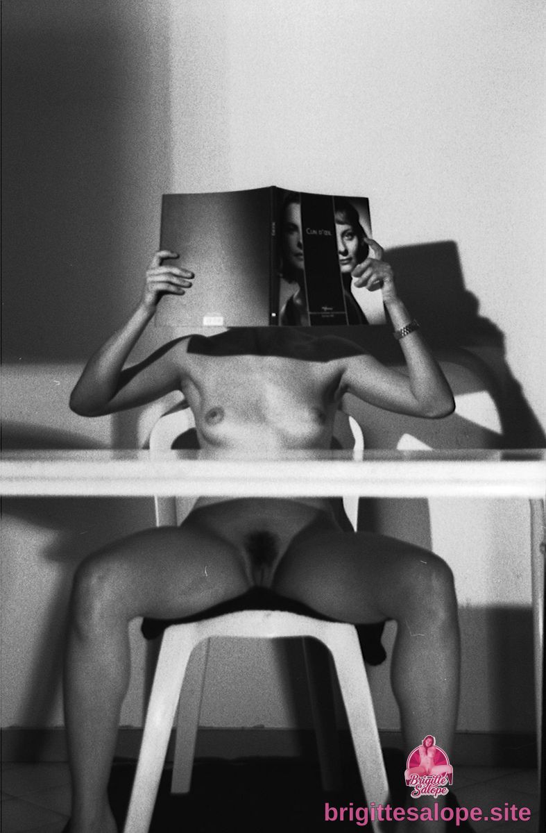Nue avec livre — Brigitte la Salope