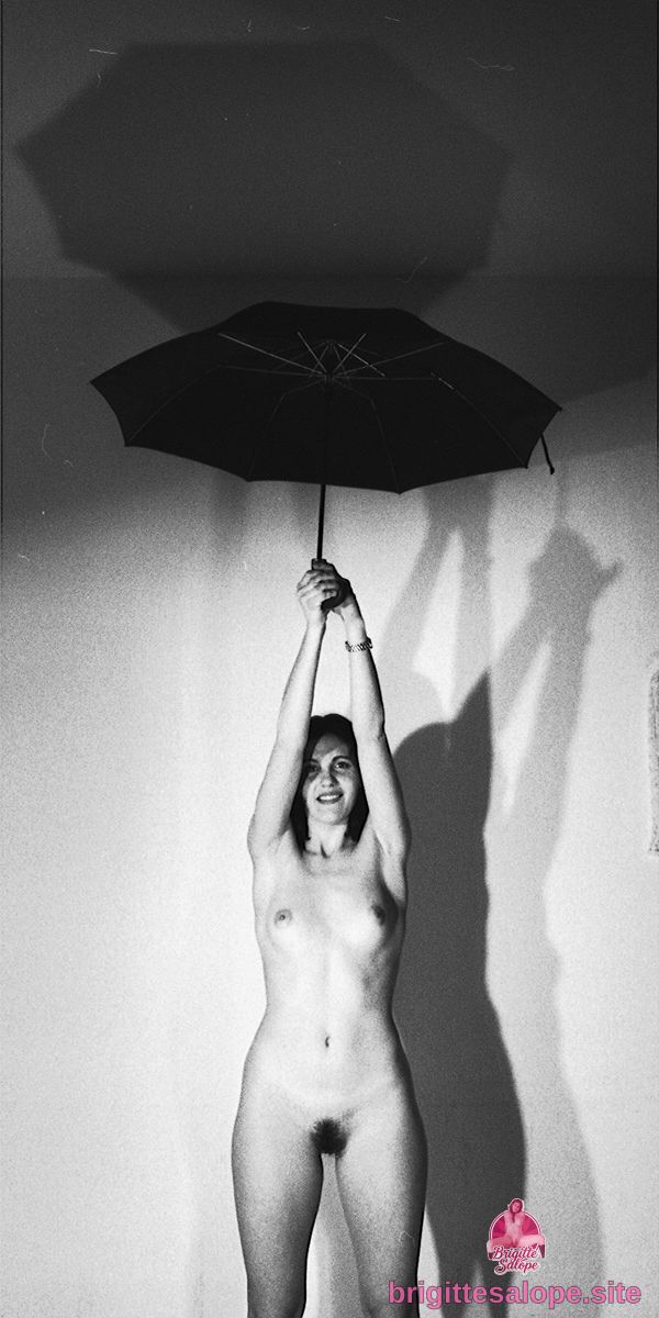 Nue sous l'ombrelle (photo 2590) — Brigitte la Salope
