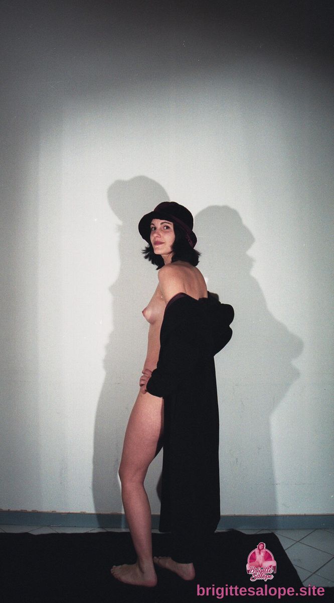 Nu dans l'ombre (photo 2600) — Brigitte la Salope