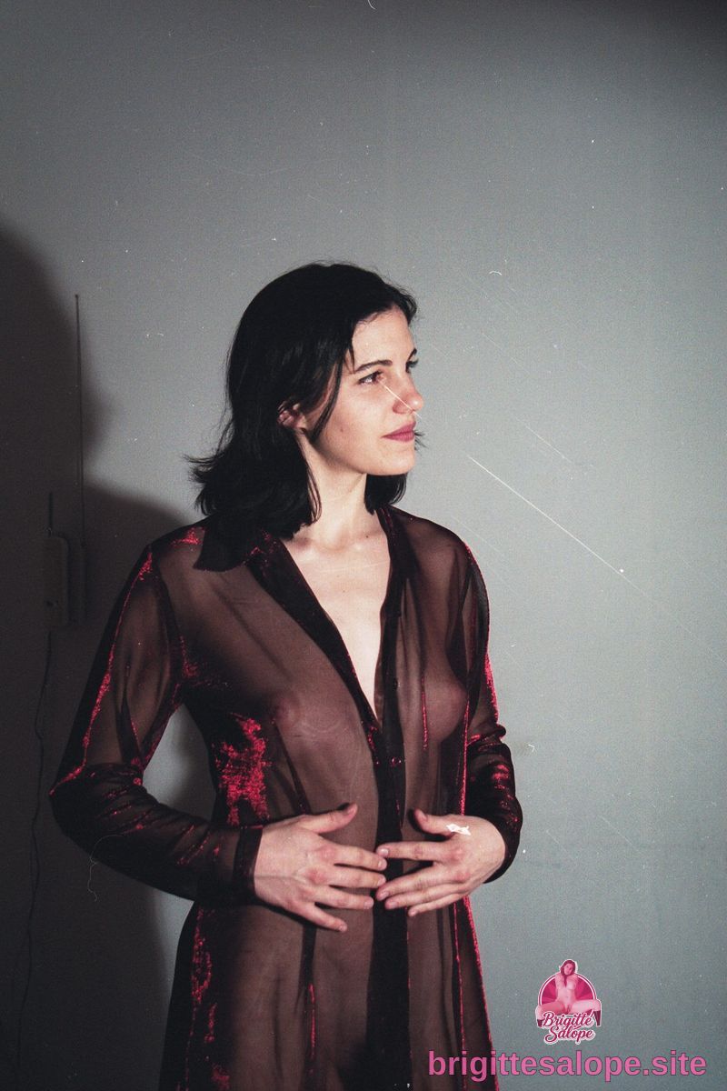 Femme en robe transparente noire et rouge — Brigitte la Salope
